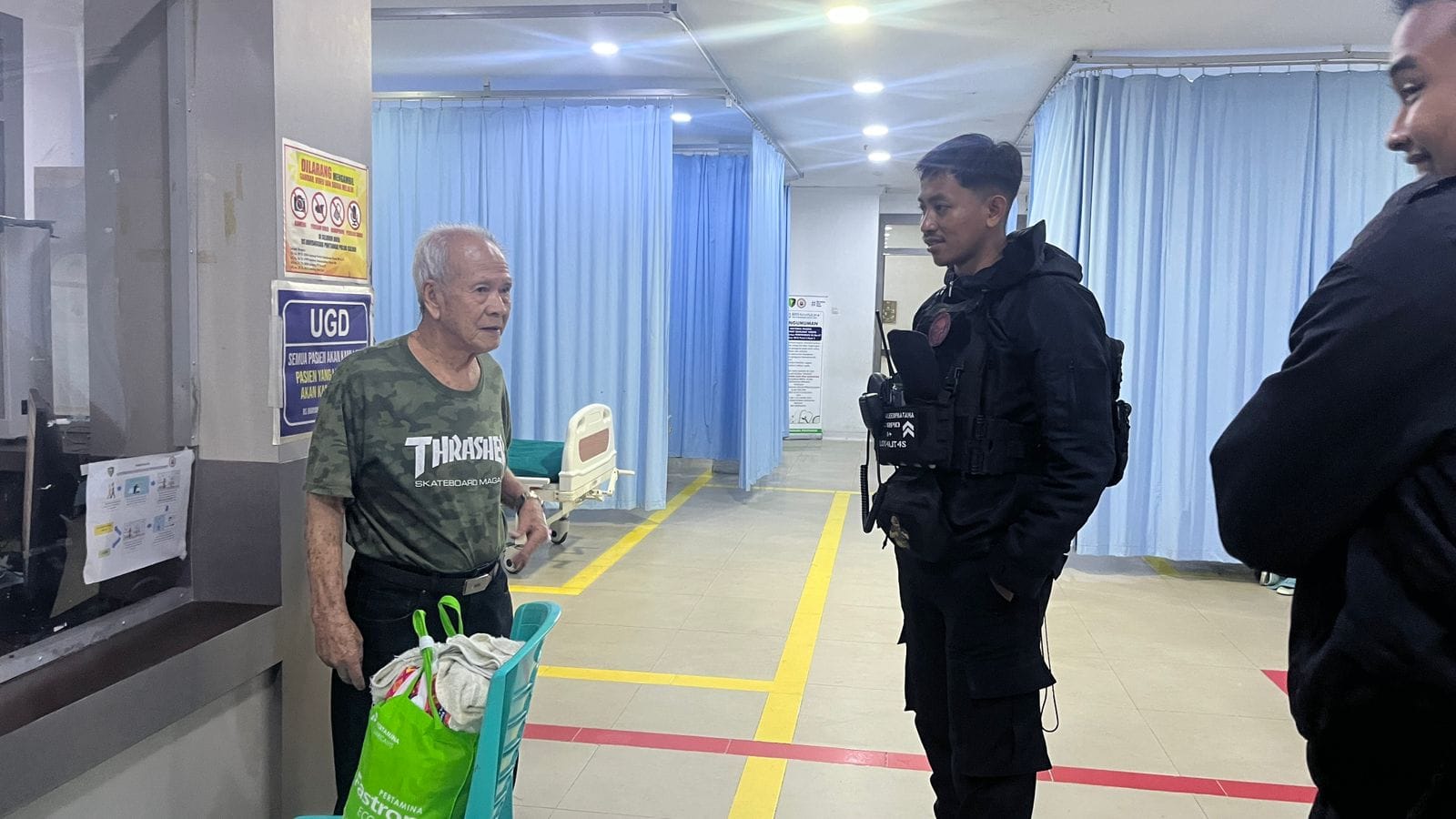 Aksi Nyata Polisi Humanis, Patroli Enggang Resta Antar Lansia ke RS Bhayangkara