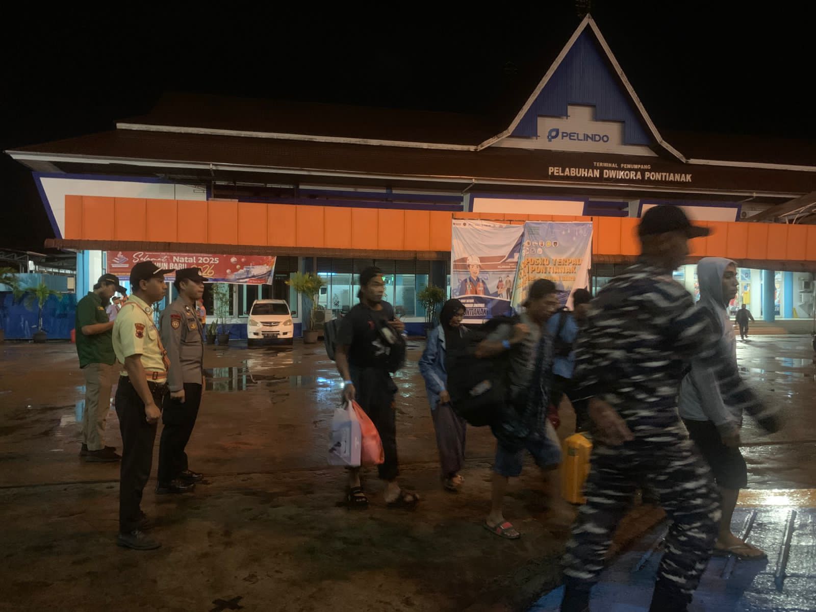 Polsek Pelabuhan Dwikora Turun Langsung Amankan Embarkasi Penumpang Kapal di Pontianak