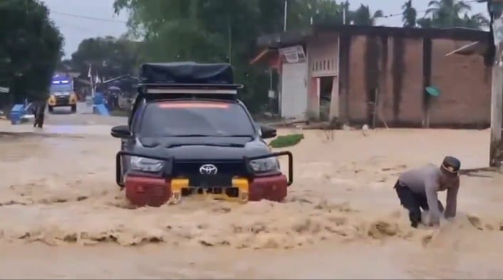 Terjang Banjir Susulan, Kapolres Aceh Timur Turun Langsung Siagakan Perahu Evakuasi untuk Warga