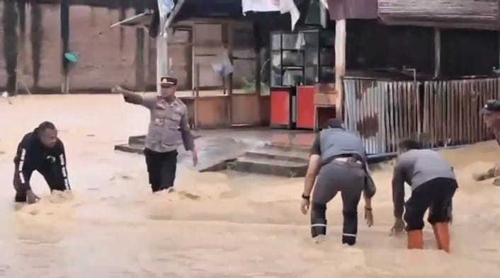 Hujan Lebat Picu Banjir Susulan, Kapolres Aceh Timur Siagakan Perahu Evakuasi di Sejumlah Gampong