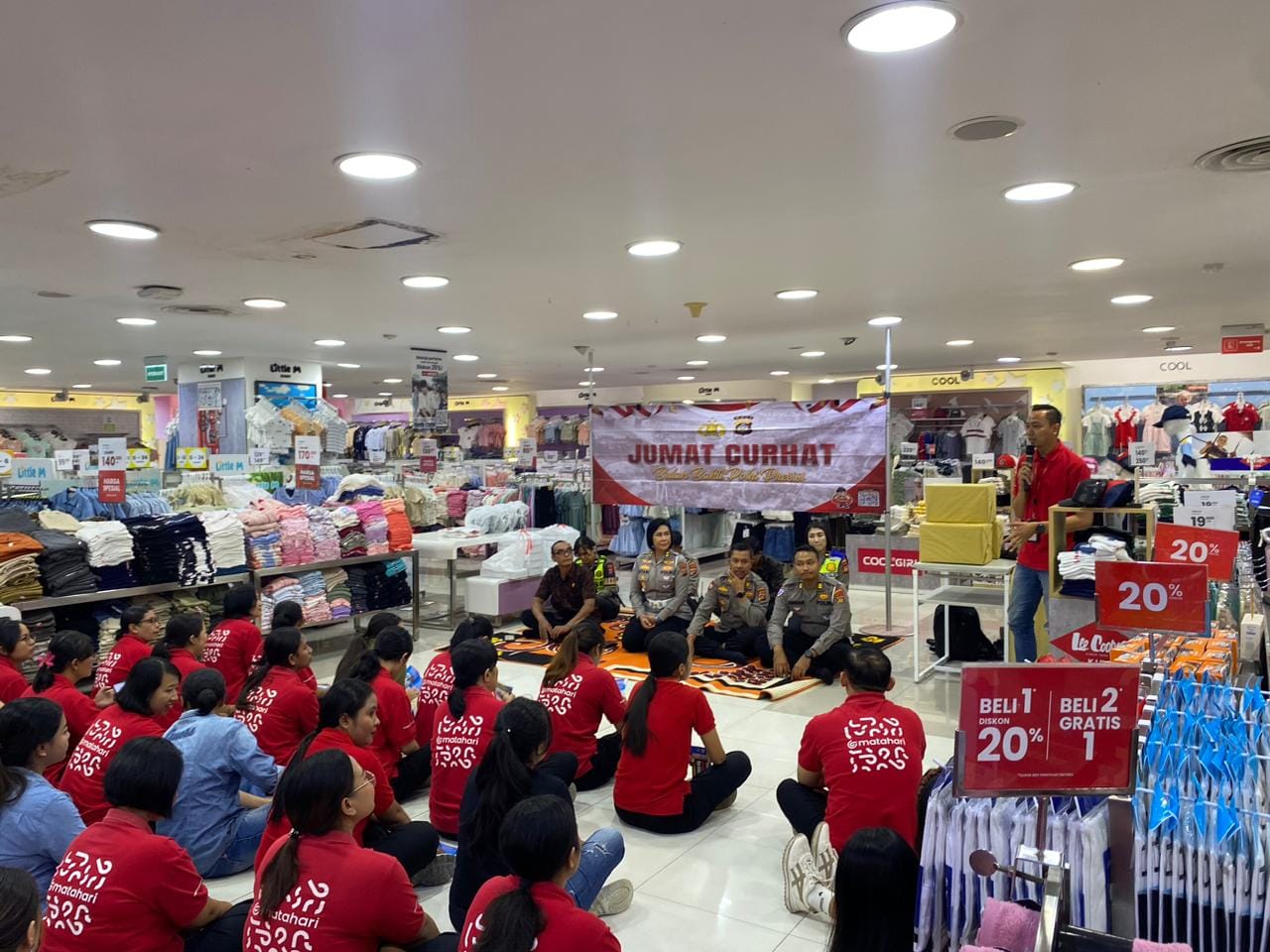 Program Jumat Curhat, Ditreskrimum Polda Bali memberikan arahan untuk saling menjaga kamtibmas yang aman dan kondusif di Wilayah Polda Bali