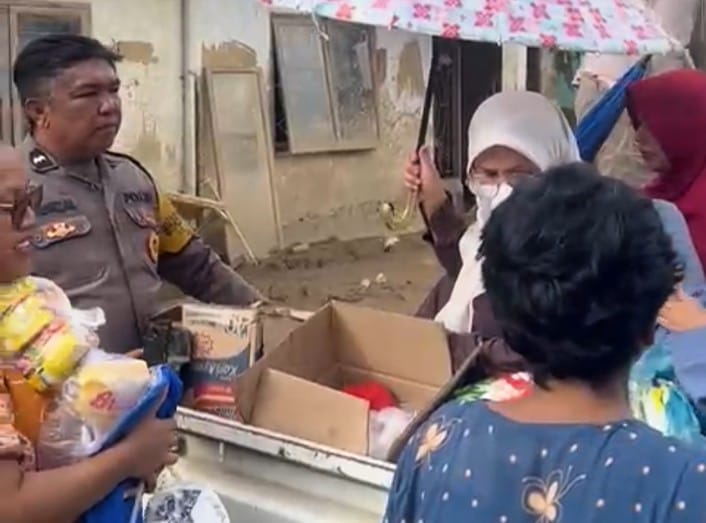Warga Gurun Laweh Terima Bantuan Sembako dari Polri Usai Banjir Bandang