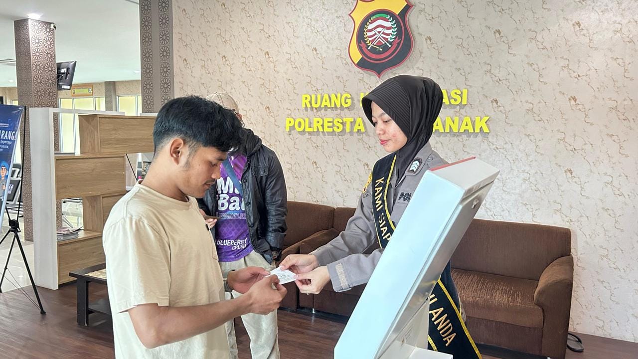Sentuhan Humanis Polwan Warnai Layanan di SPKT Terpadu Polresta Pontianak