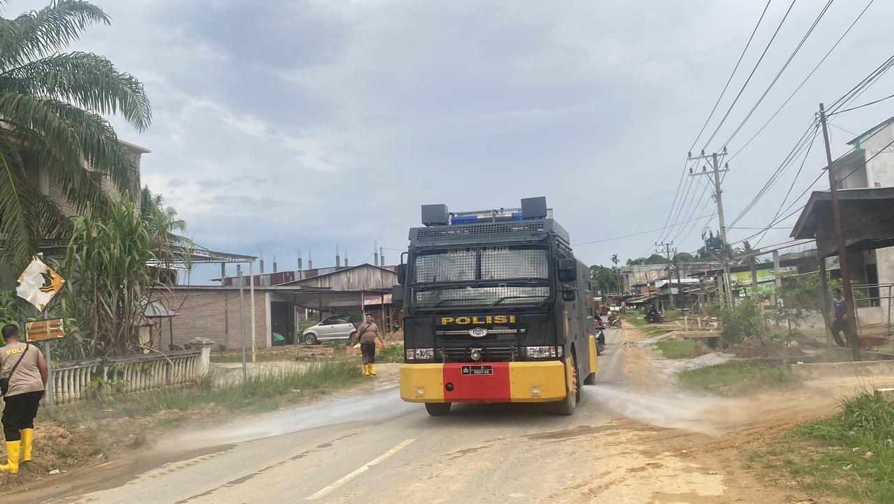 Antisipasi ISPA Pascabencana, Polres Aceh Selatan Semprot Jalan Protokol dengan Water Cannon