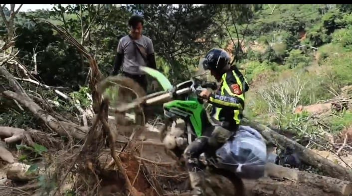 Tembus Jalan Rusak dan Medan Berat, Kapolres Aceh Tengah Antar Bantuan dan Layanan Kesehatan ke Kampung Terisolir