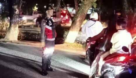 Truk Bermuatan Terguling di Jalan Ampera, Patroli Enggang Turun Tangan