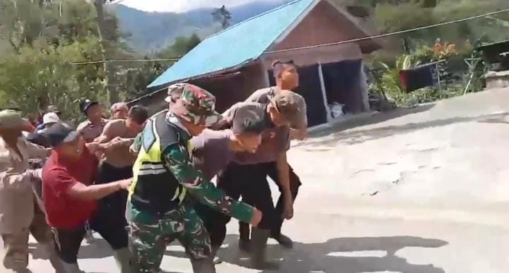 Polri Bersama Masyarakat Lembur Bangun Jembatan Darurat Usai Bencana di Aceh Tengah