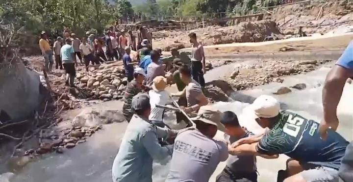Tak Kenal Hari Libur, Polri dan Warga Bangun Jembatan Darurat Pascabencana di Aceh Tengah
