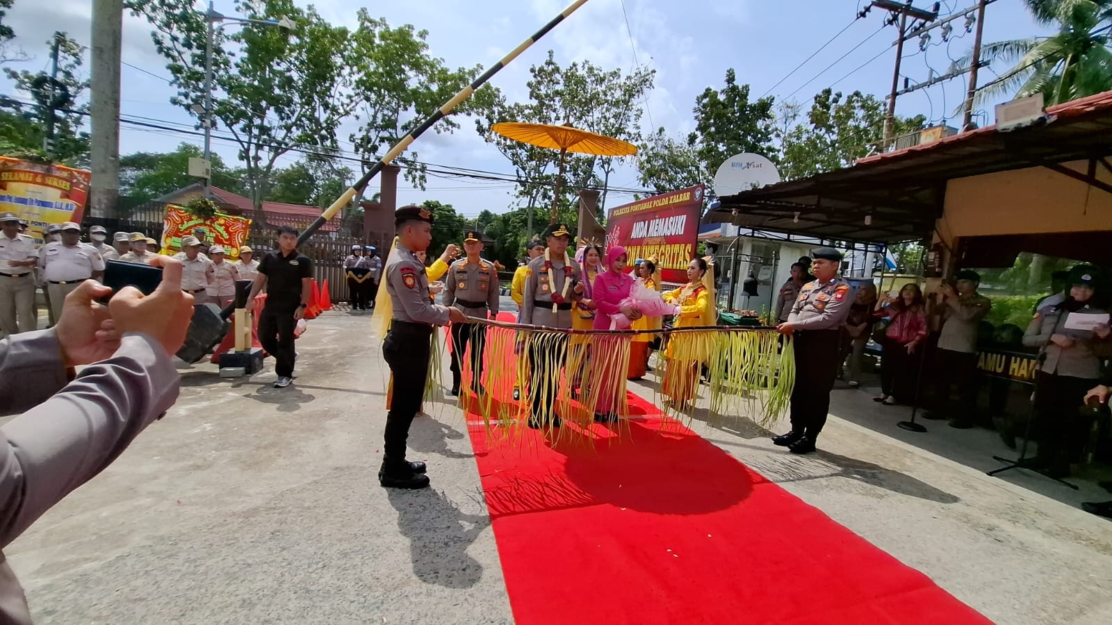 Disambut Adat Dayak, Kombes Endang Tri Purwanto Resmi Menjabat Kapolresta Pontianak