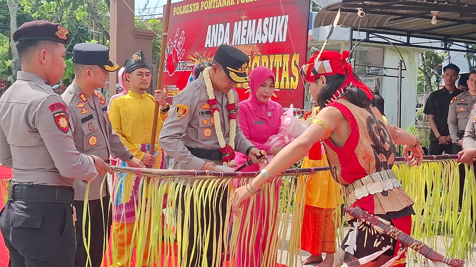 Polresta Pontianak Gelar Tradisi Sakral Dayak, Tanda Dimulainya Kepemimpinan Baru