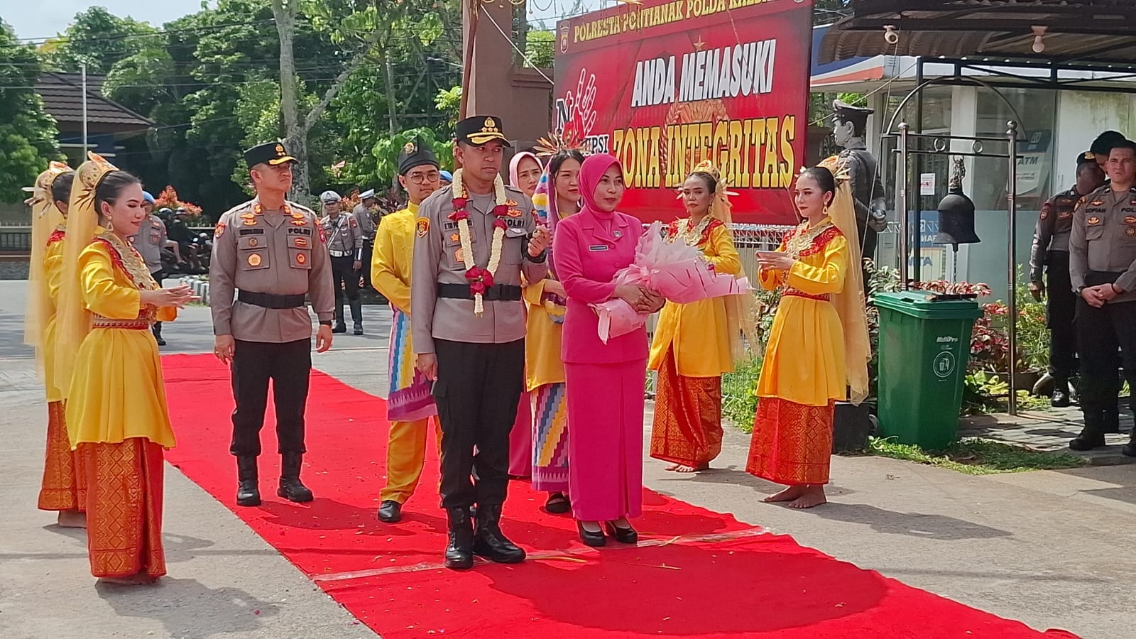 Prosesi Adat Dayak dan Jajar Kehormatan Sambut Kapolresta Pontianak yang Baru