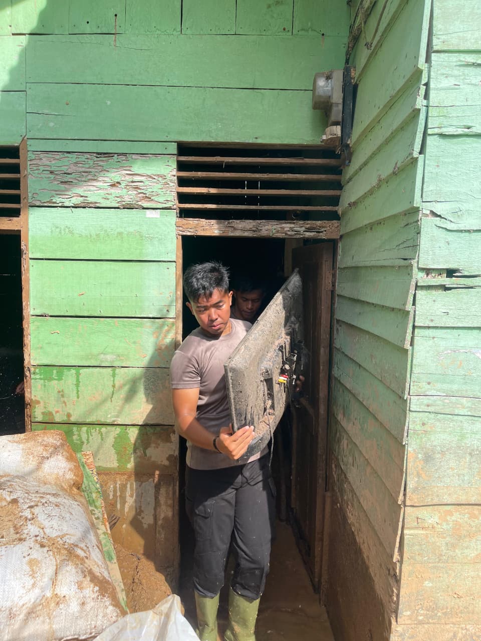 Brimob Polda Sumut Turun Tangan Bantu Warga Tapanuli Tengah Bersihkan Rumah Usai Banjir dan Longsor