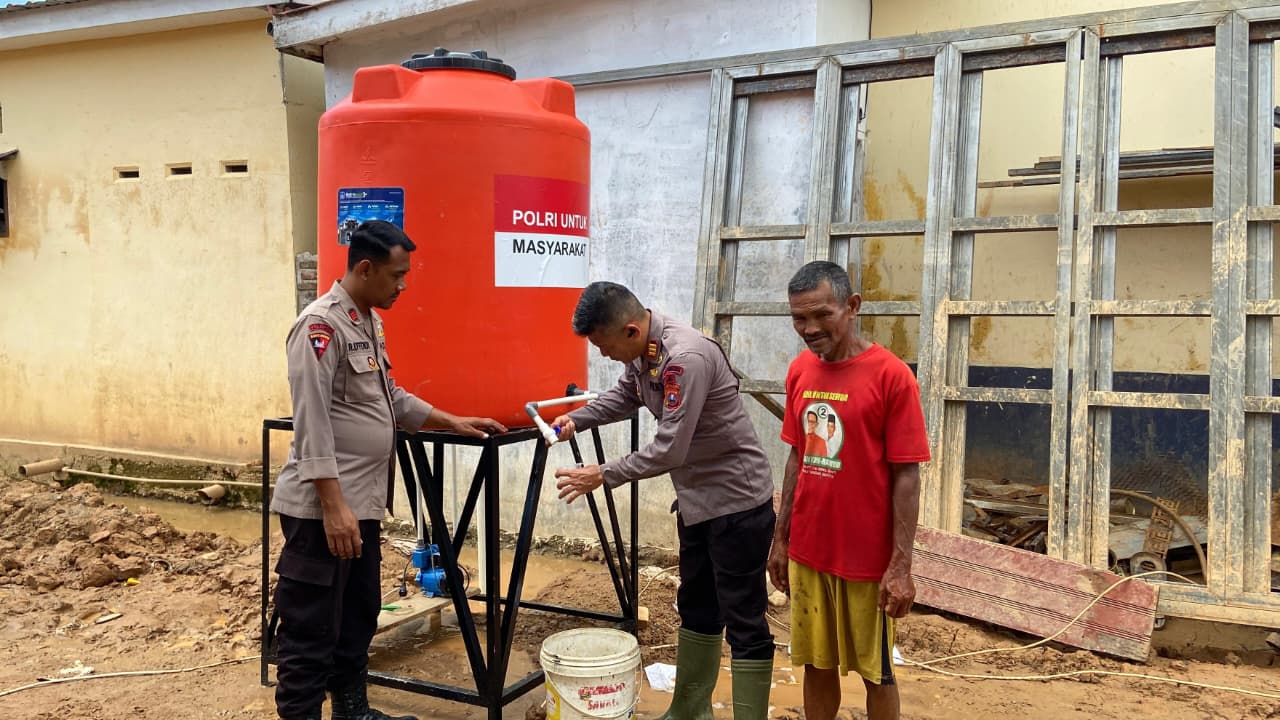 Brimob Batalyon C Turun Tangan Bangun Air Bersih dan Sanitasi Warga Batang Toru Pascabanjir Bandang