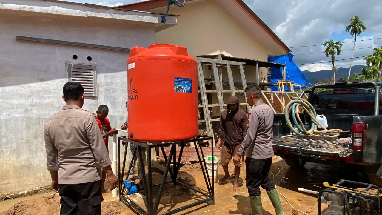 Pulihkan Kehidupan Pascabanjir, Brimob Batalyon C Bersinergi Bangun Air Bersih dan Fasilitas Warga di Batang Toru