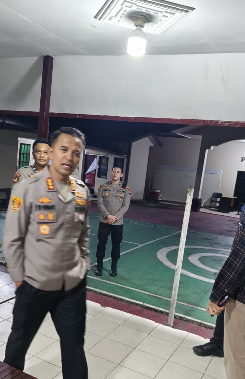 Motivasi Anggota, Kapolresta Pontianak Datangi Polsek Pontianak Utara Pukul 22.00 WIB