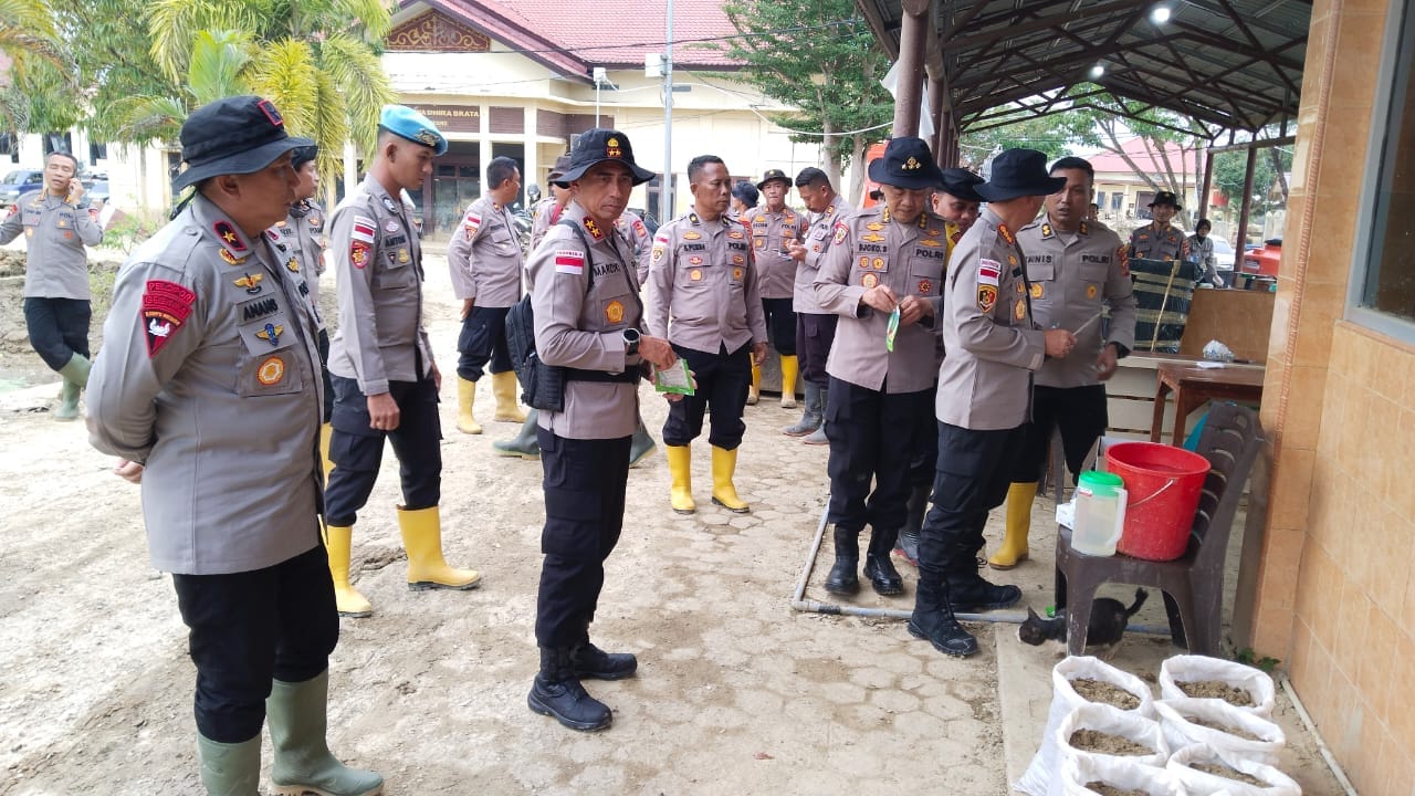 Dukung Pemulihan Pascabanjir, Kapolda Aceh Serahkan Ribuan Karung Tanam di Aceh Tamiang