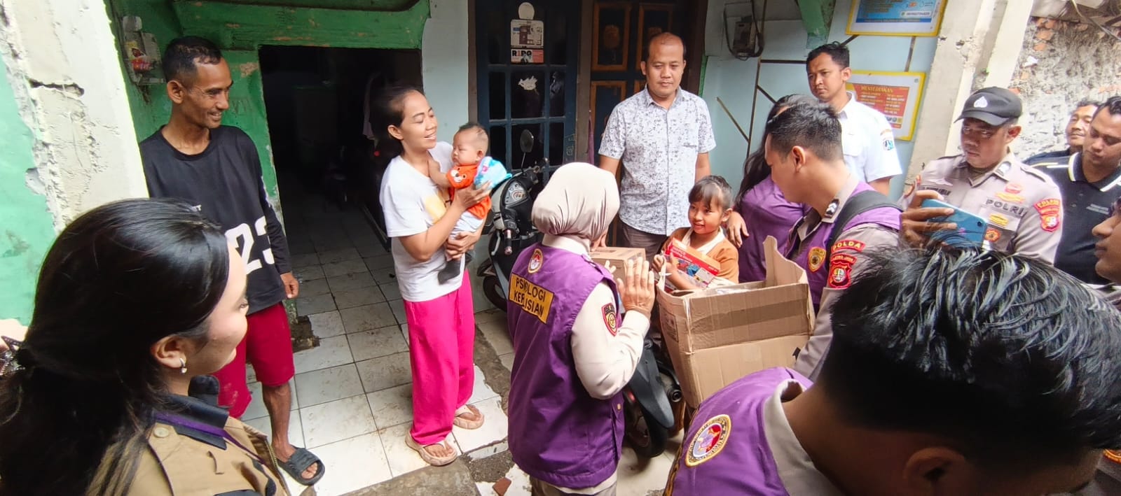 Pascabanjir Cilincing, Tim Trauma Healing Polri Bersama Mahasiswa UI Turun ke Warga