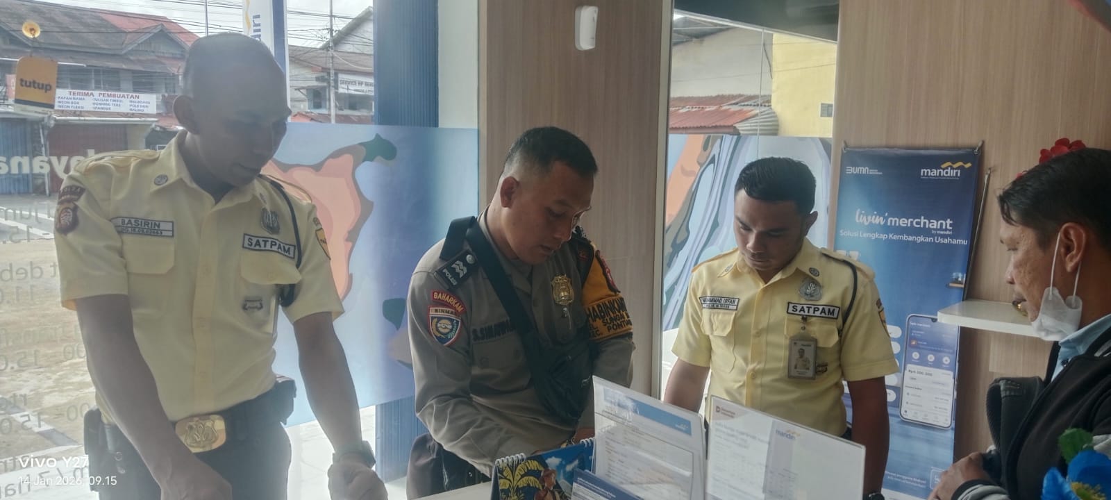 Sambangi Satpam, Bhabinkamtibmas Polsek Pontianak Kota Sampaikan Pesan Kamtibmas