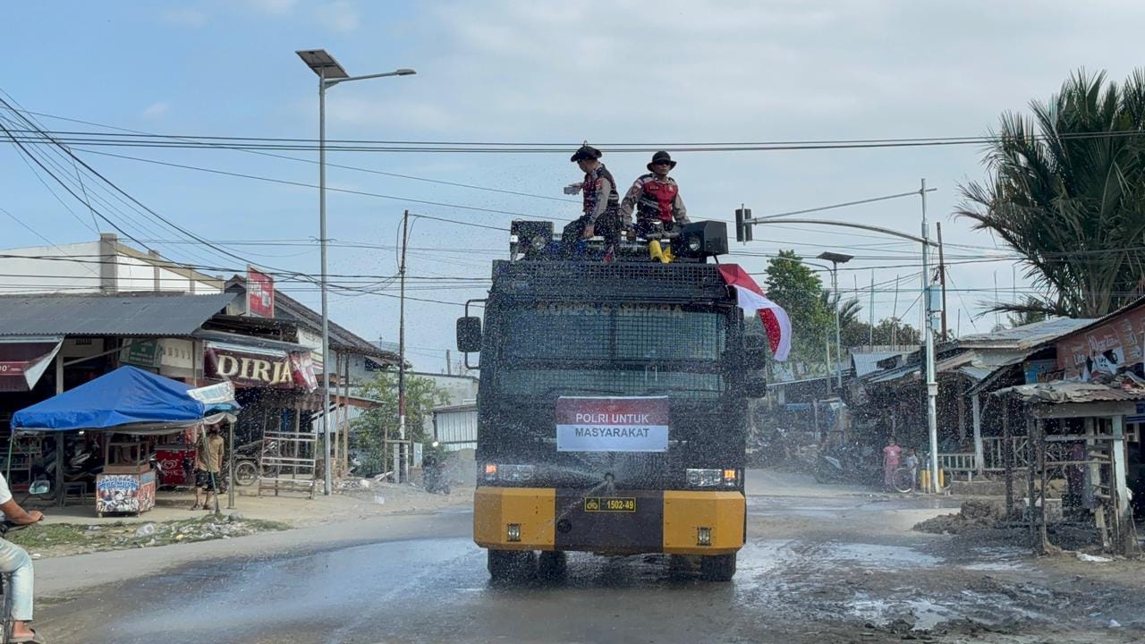 Polres Pidie Jaya Kendalikan Debu Pascabanjir, Warga Beri Apresiasi