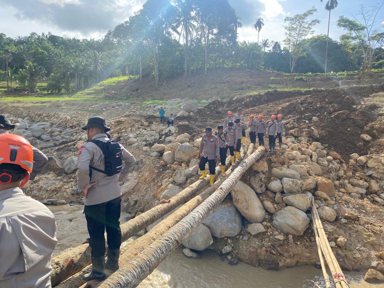 Akses Antar Desa Terputus, Brimob Jambi Dirikan Jembatan Darurat untuk Warga