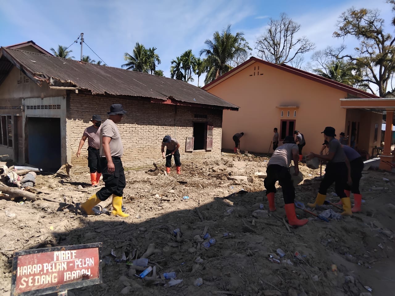 Pascabencana Batang Toru, Brimob Turun Tangan Pulihkan Hunian dan Fasilitas Ibadah