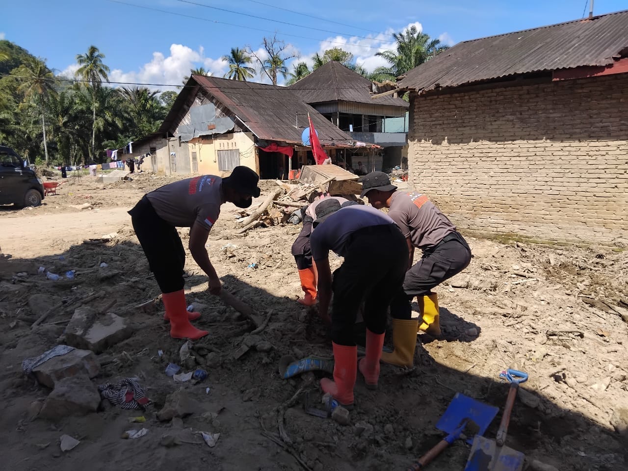 Brimob Hadir Bantu Pemulihan Rumah dan Kelancaran Ibadah Warga Pascabencana Batang Toru