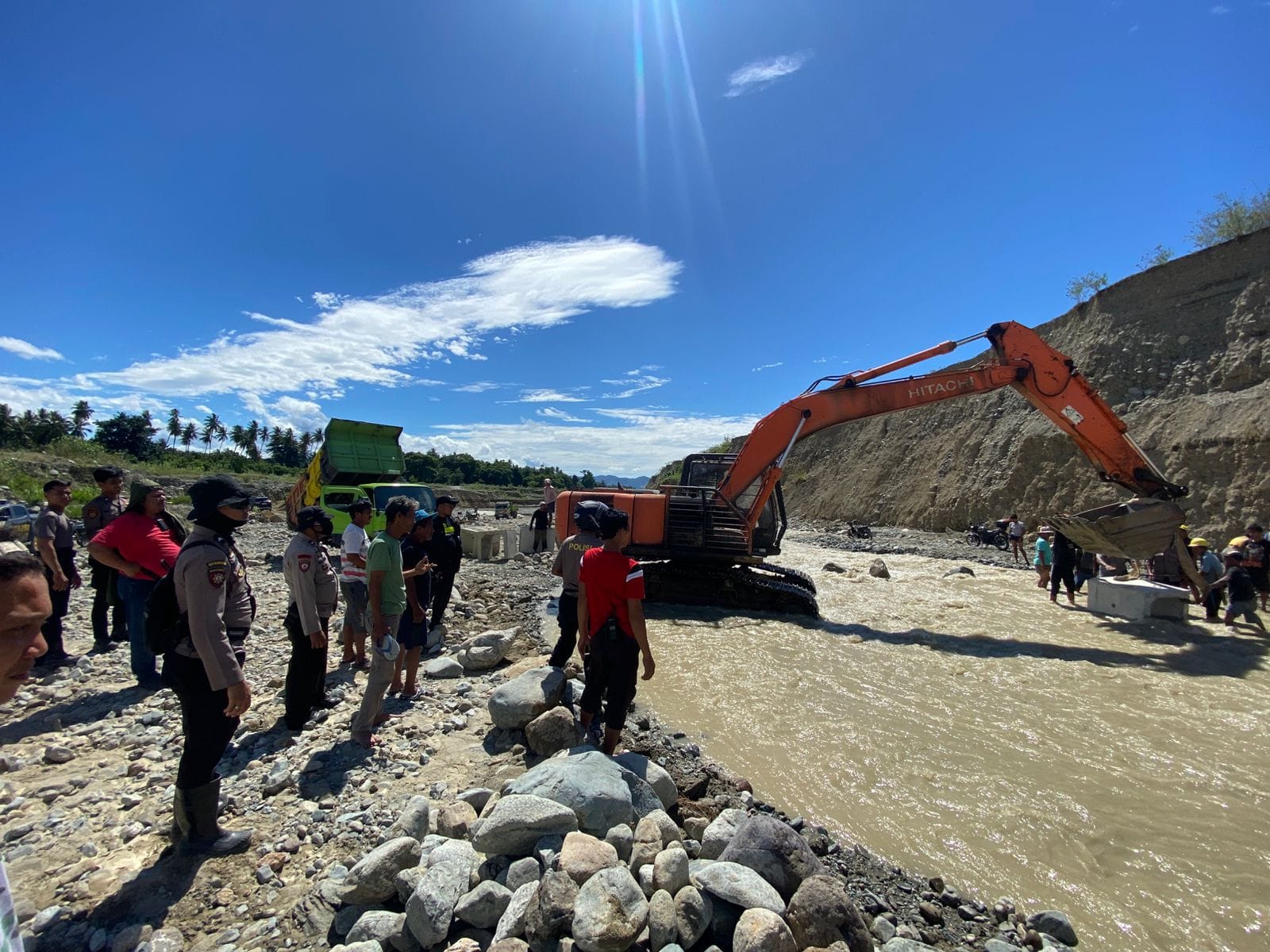 Penanganan Banjir Donggala Berlanjut, Polri-TNI Buka Akses Jalan dan Bersihkan Rumah Warga