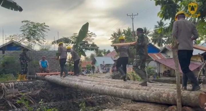 Brimob Polda Sulteng Bangun Jembatan Sementara Penghubung Wani 3–Labuan Kungguma