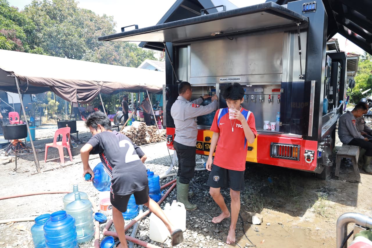 Polda Kalsel Kerahkan Dapur Lapangan dan Water Treatment untuk Bantu Korban Banjir