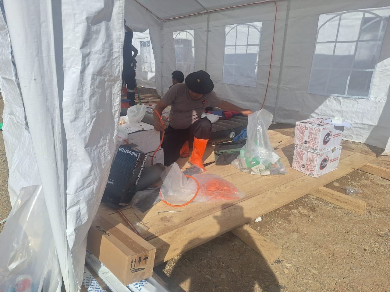 Operasi Aman Nusa II Polda Sumut Terangi Hunian Korban Banjir Batang Toru, Brimob Pasang Listrik di 61 Tenda HUNTARA