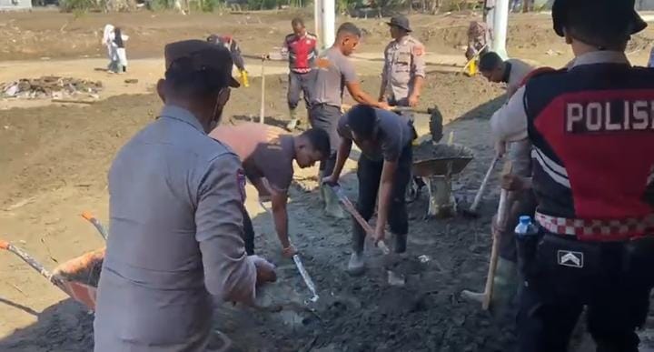 Dukungan Pendidikan Pulih Pascabanjir, Polres Pidie Jaya Bersihkan MIN 1