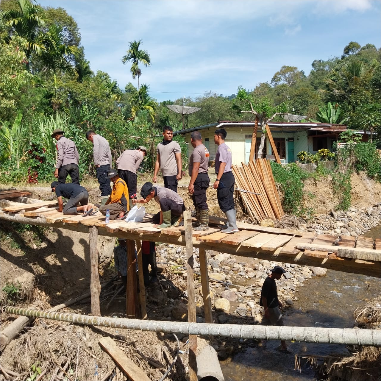 Jembatan Darurat Dibangun Polri Bersama Warga Akses Tiga Kampung Rusip Antara Kembali Normal