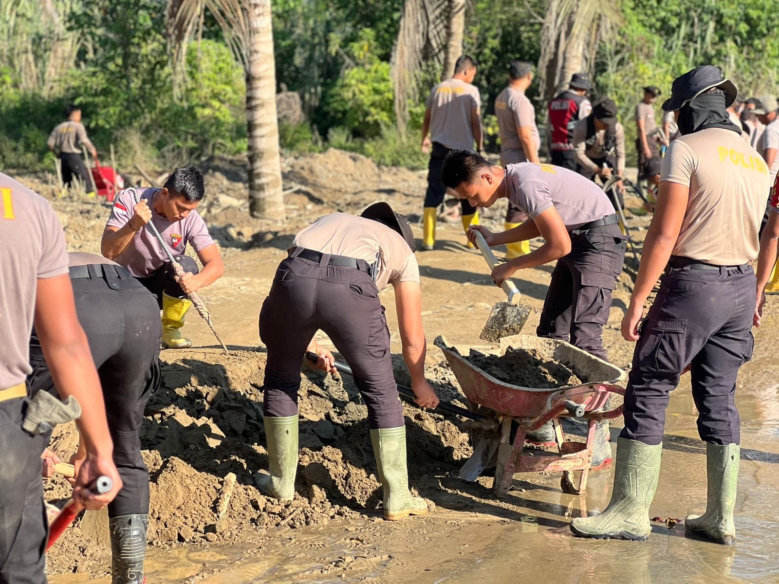 Gotong Royong Bersihkan Sungai Terdampak Banjir Bandang di Kampung Tengah Palembayan Agam