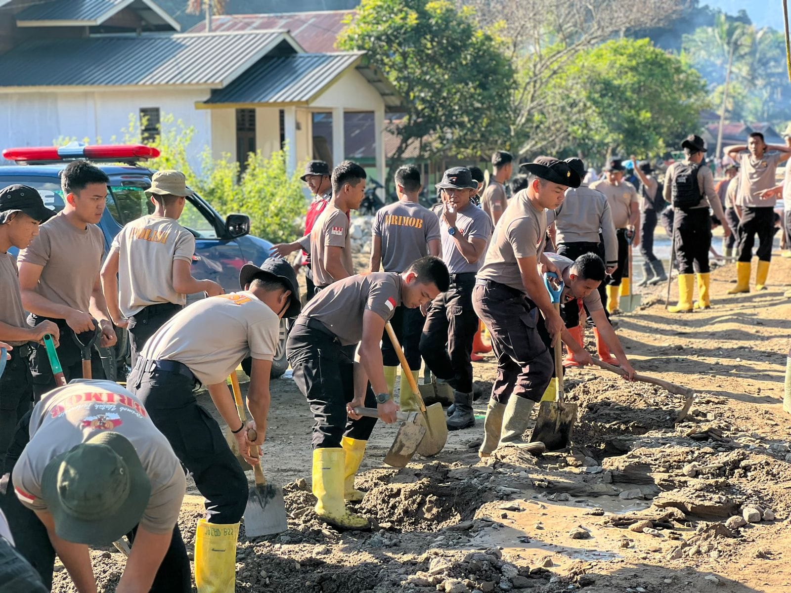 Pascabanjir Bandang Polri dan Masyarakat Lakukan Pembersihan Sungai di Desa Kampung Tengah