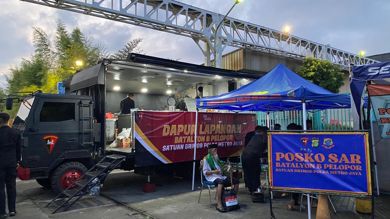 Polri Tangani Banjir Cakung Kerahkan 132 Personel Perahu Taktis dan Dapur Lapangan Brimob