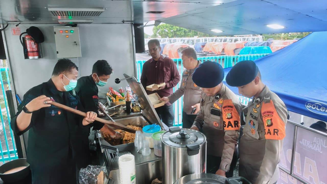 Banjir Cakung Polri Turunkan 132 Personel Lengkap dengan Perahu Taktis dan Kendaraan 4x4