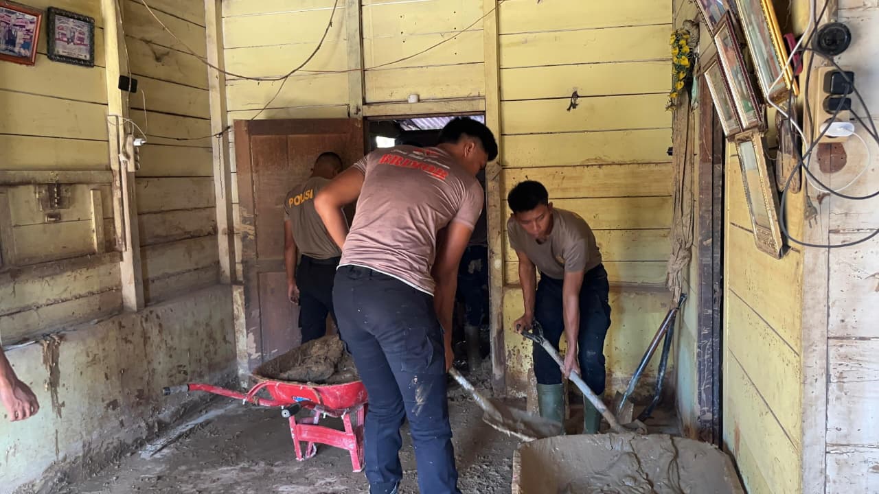 Brimob Polda Sumut Gotong Royong Bersihkan Rumah dan Gudang Warga Terdampak Bencana