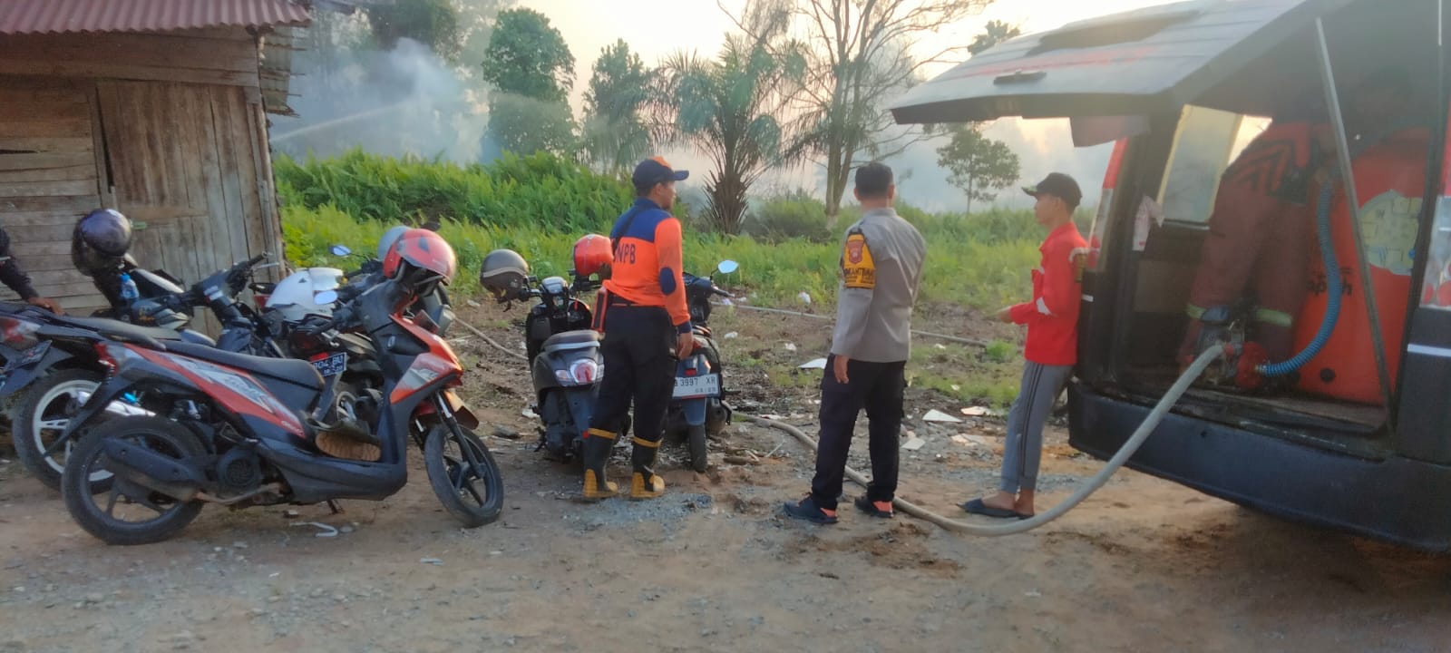 Polresta Pontianak Bersama TNI-BPBD Padamkan Tiga Titik Api di Bansir Darat
