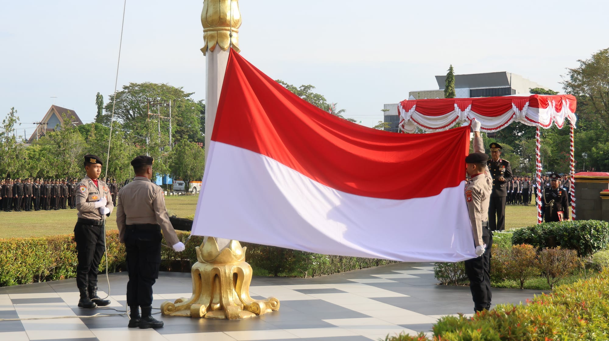 Kapolda Kalteng Sematkan Satya Lencana Pengabdian bagi 852 Personel pada Hari Kesadaran Nasional