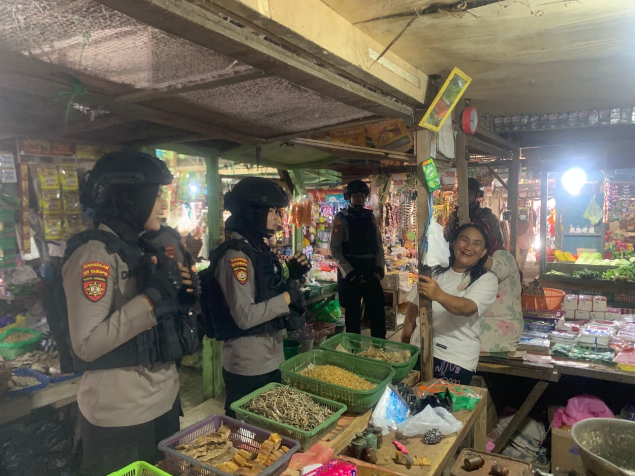 Ciptakan Rasa Aman, Polwan Ditsamapta Polda Kalteng Rutin Laksanakan Patroli Harkamtibmas