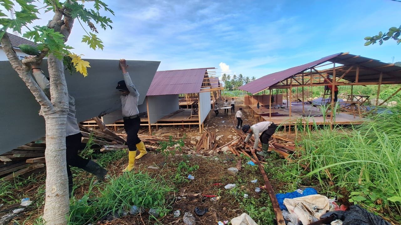 Polres Bireuen Gotong Royong Bersihkan SD Negeri 11 Kutablang Pascabanjir Bandang