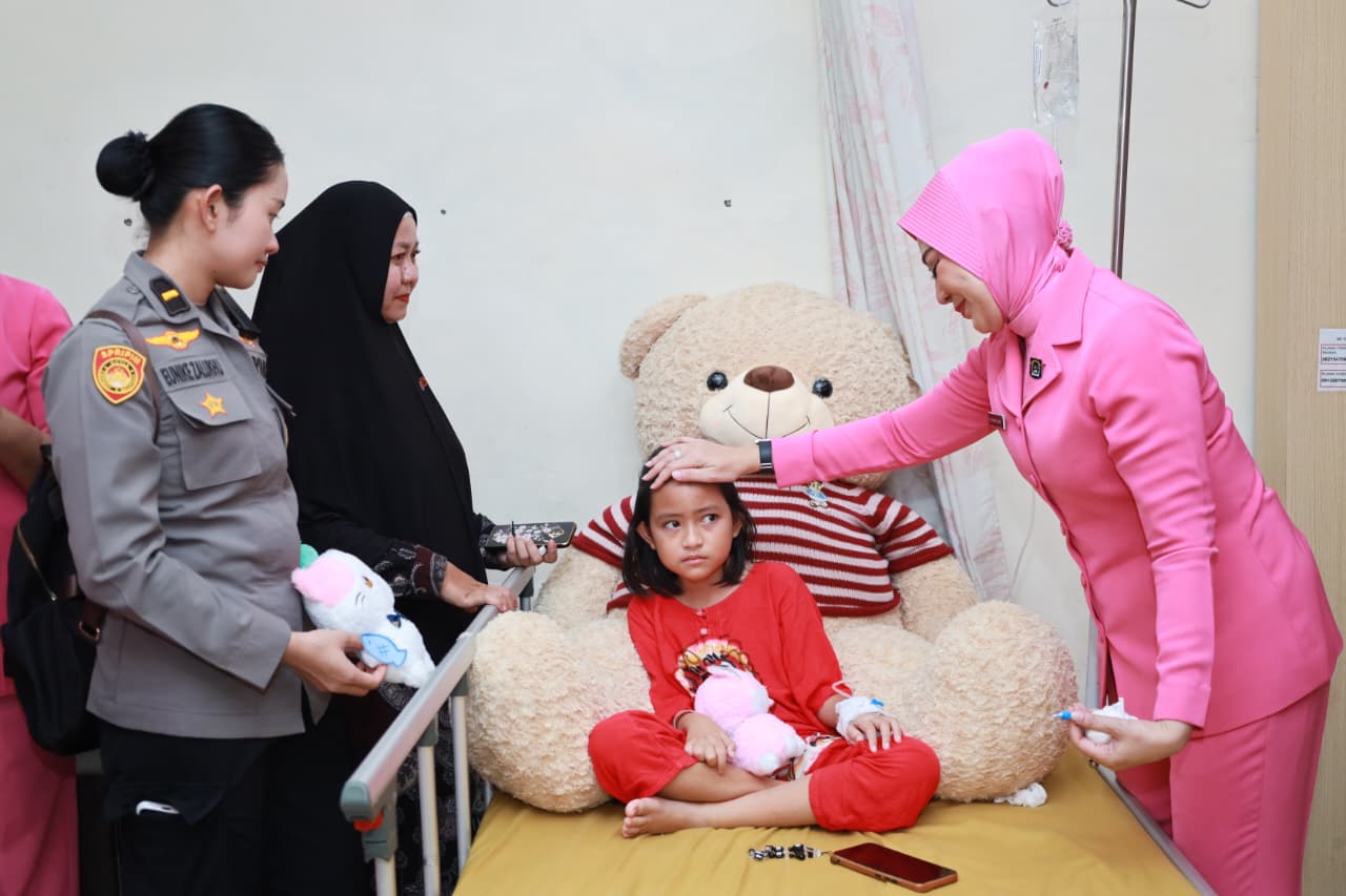 Di Tengah Banjir Rob Sei Tabuk, Kapolda Kalsel Serahkan Bantuan Pengobatan Anak Korban Laka Lantas