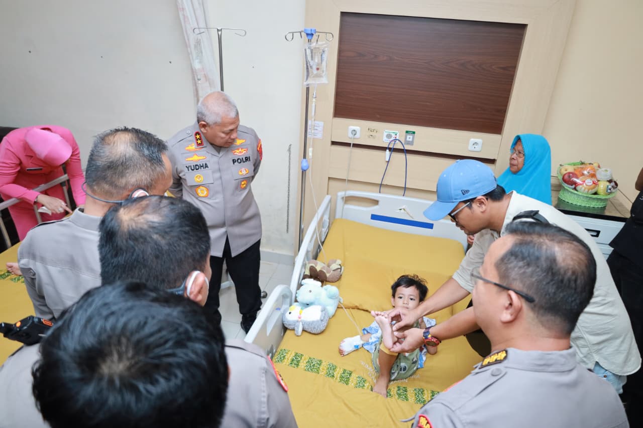 Bertemu Saat Banjir Rob Sei Tabuk, Kapolda Kalsel Bantu Biaya Pengobatan Anak Yatim Piatu Korban Laka Lantas