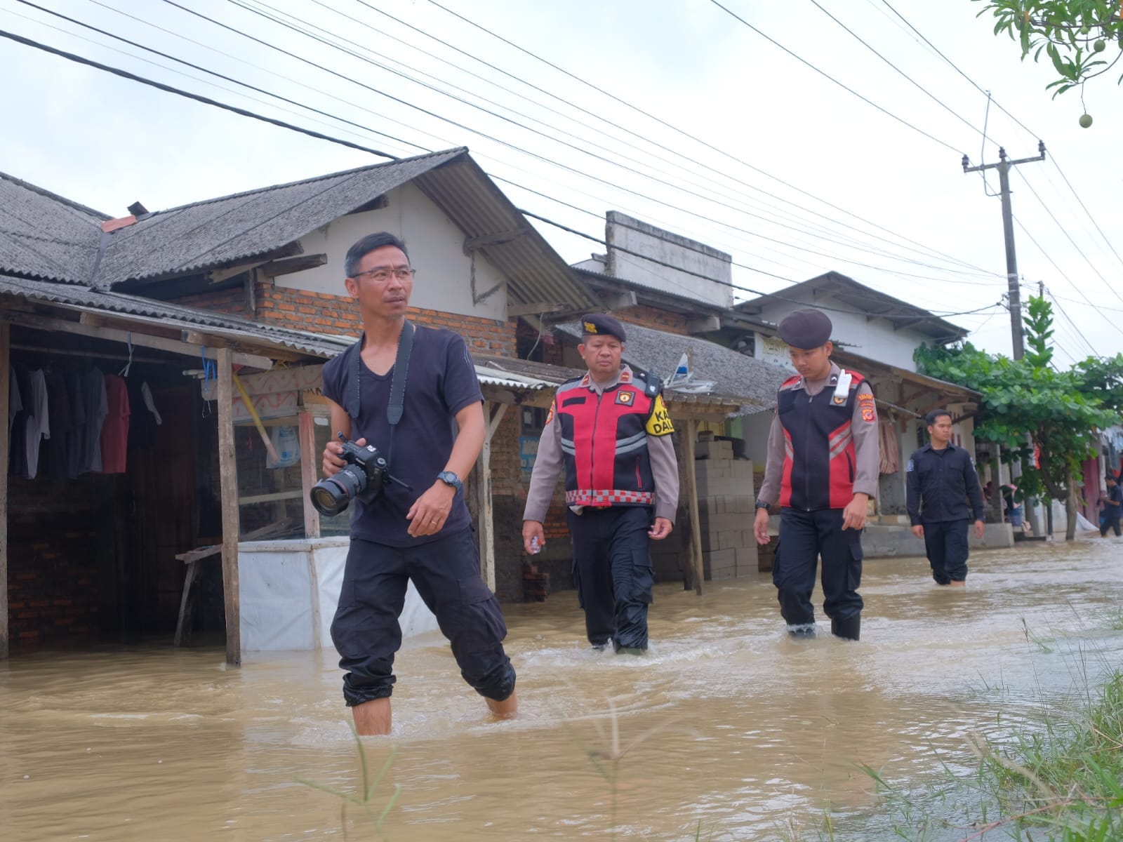 Banjir Karawang, Polri Maksimalkan Evakuasi dan Layanan Kesehatan Warga