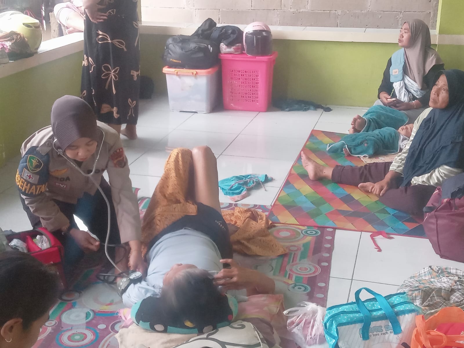 Polri All Out Evakuasi Korban Banjir Karawang, Kerahkan Randurlap dan Patroli Kesehatan