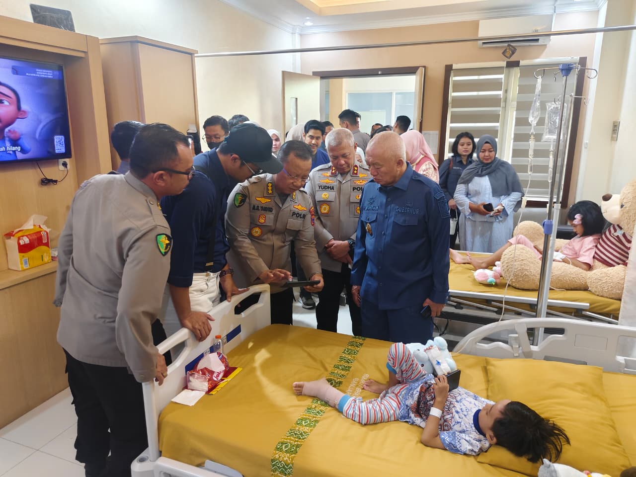 Kapolda Kalsel Tinjau Kemajuan Kesehatan Dua Bocah Yatim Piatu Pasca Operasi