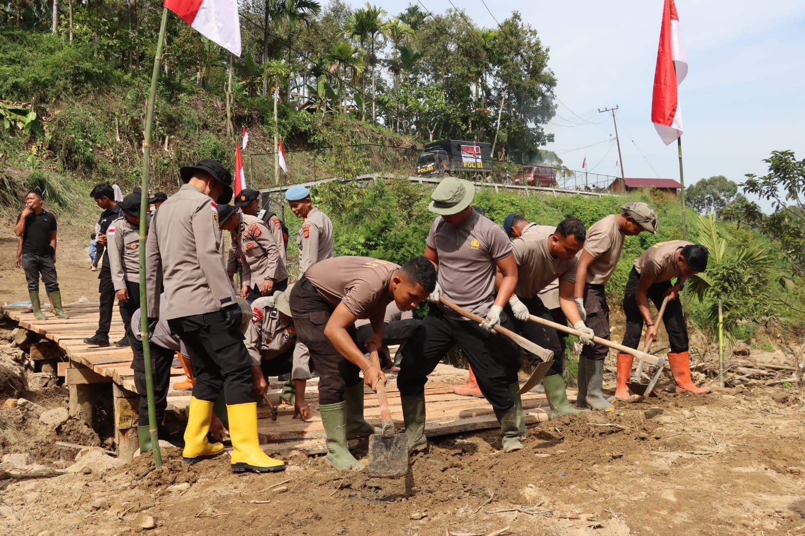 Polres Bener Meriah dan Brimob Polda Aceh Bangun Jembatan Darurat di Kampung Setie Kecamatan Timang Gajah