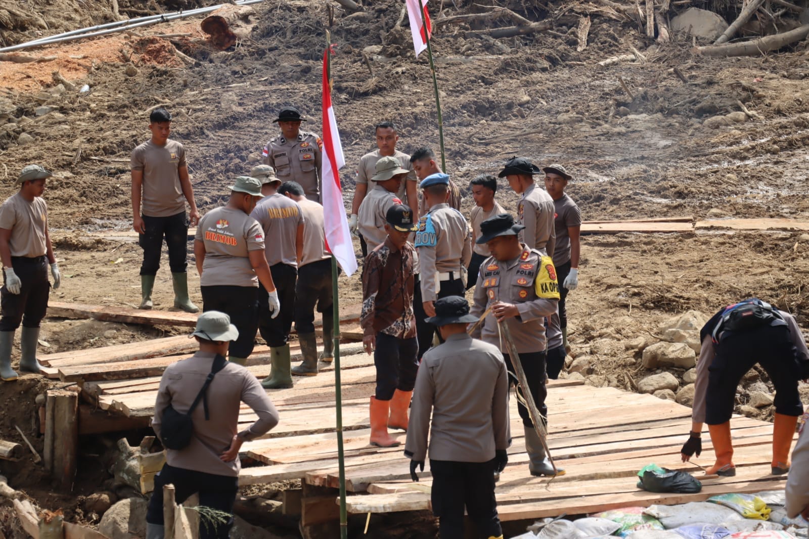 Aksi Cepat Polri Bangun Jembatan Darurat Kampung Setie, Akses Ekonomi Warga Bener Meriah Kembali Terhubung