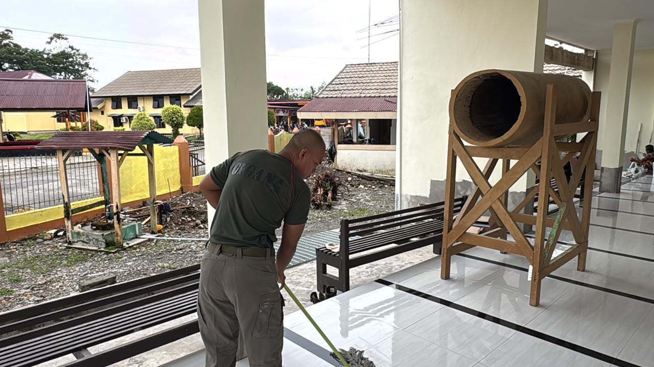 Satgas Damai Cartenz 2026 Gotong Royong Bersihkan Masjid An-Nur Mile 32, Wujud Nyata Toleransi dan Kedamaian di Mimika