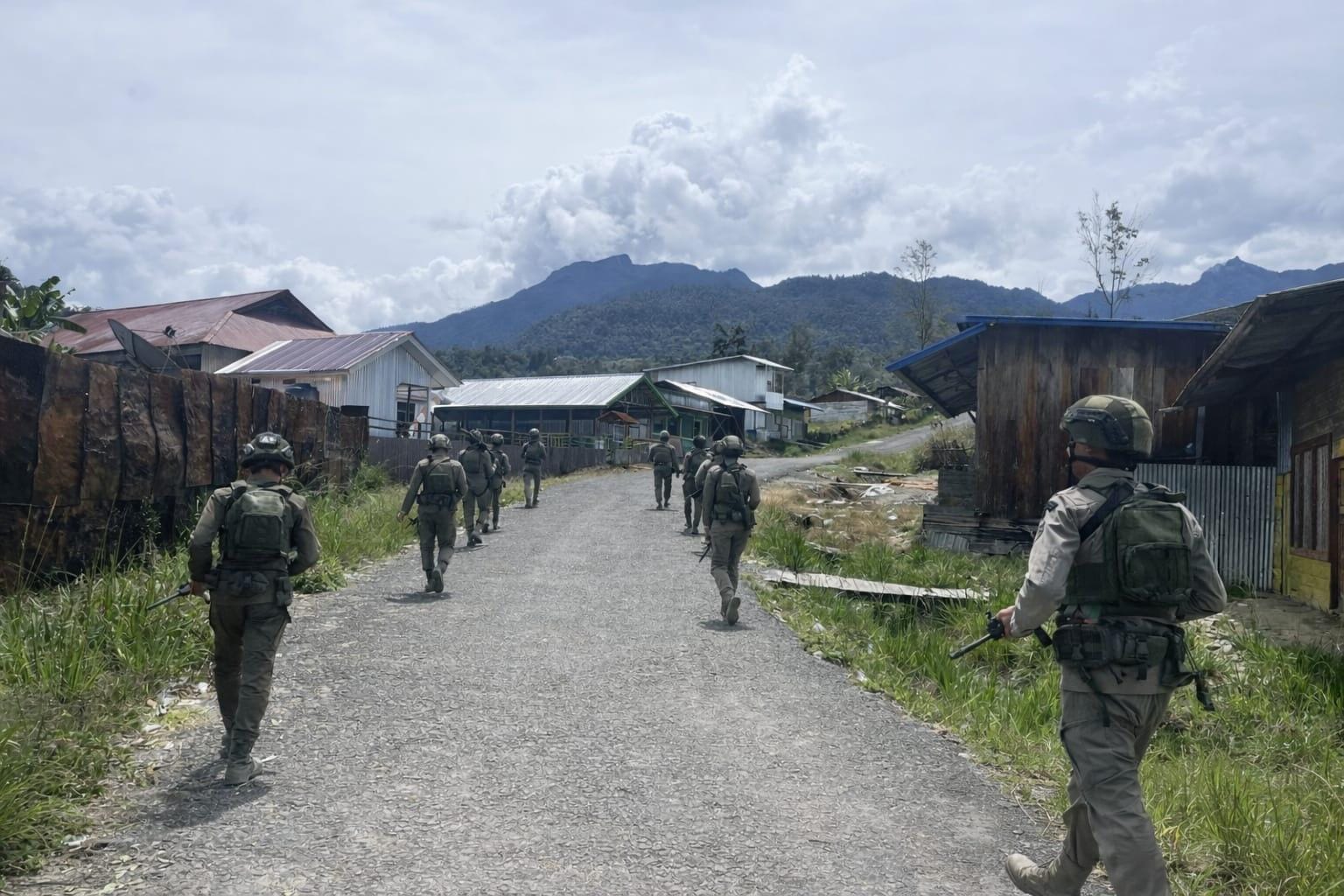 Patroli Humanis Satgas Operasi Damai Cartenz 2026 Hadirkan Rasa Aman dan Dialog Damai di Puncak